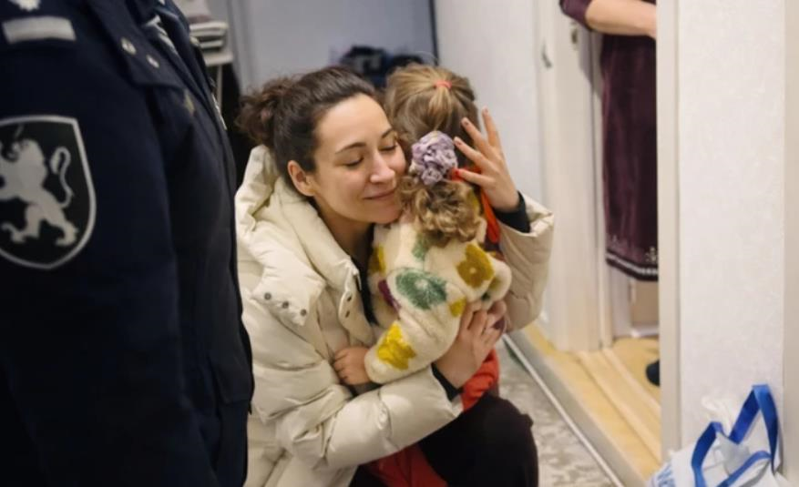 Фото для новини:Батько викрав з майданчика: у Молдові знайшли 3-річну дівчинку з України