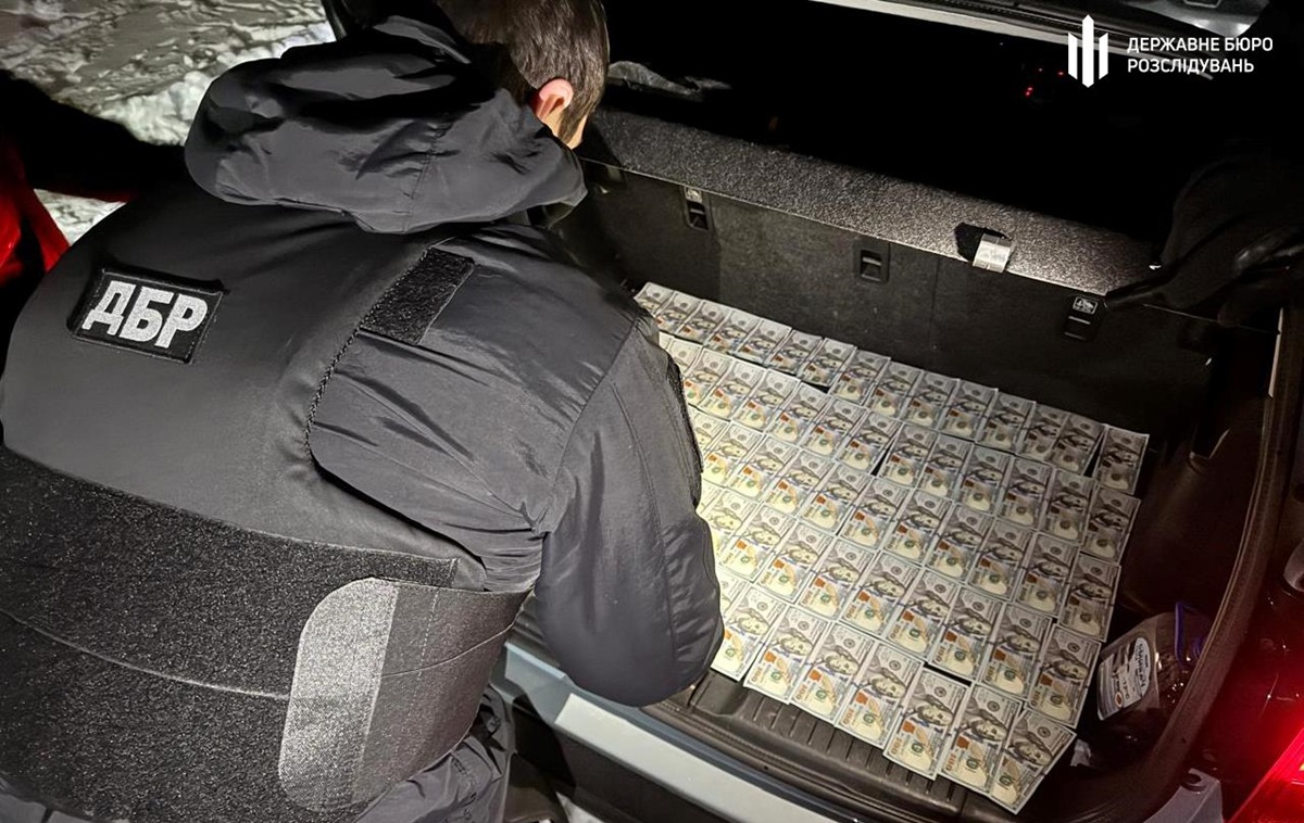 Фото для новини:"Бронь" за $20 000: у Кропивницькому на хабарі спіймали офіцера ТЦК