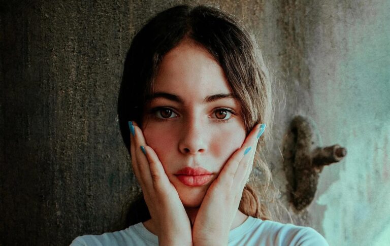 Фото для новини:Чи вірити народним прикметам: чому горять щоки у різні дні