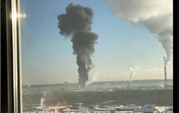 Фото для новини:Дрони атакували НПЗ у РФ за 2000 км від України