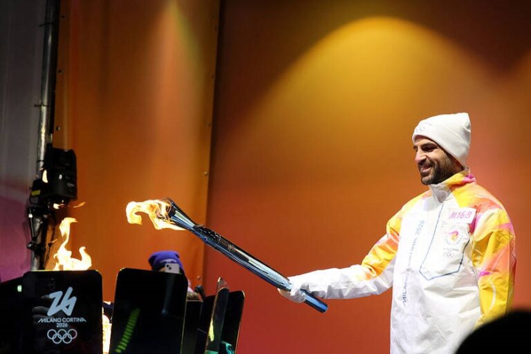 Фото для новини:Ексгравці Барселони й Інтера взяли участь в естафеті олімпійського вогню