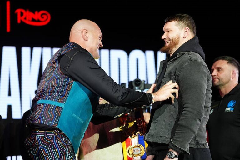 Фото для новини:Ф&rsquo;юрі та Махмудов вперше зустрілися у битві поглядів