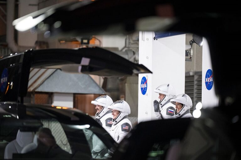 Фото для новини:Falcon 9 доправив чотирьох астронавтів на МКС