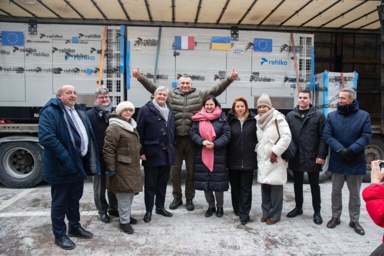 Фото для новини:Франція передала Києву 30 генераторів