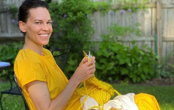 Фото для новини:Гіларі Свенк зачитала поезію на підтримку українських дітей