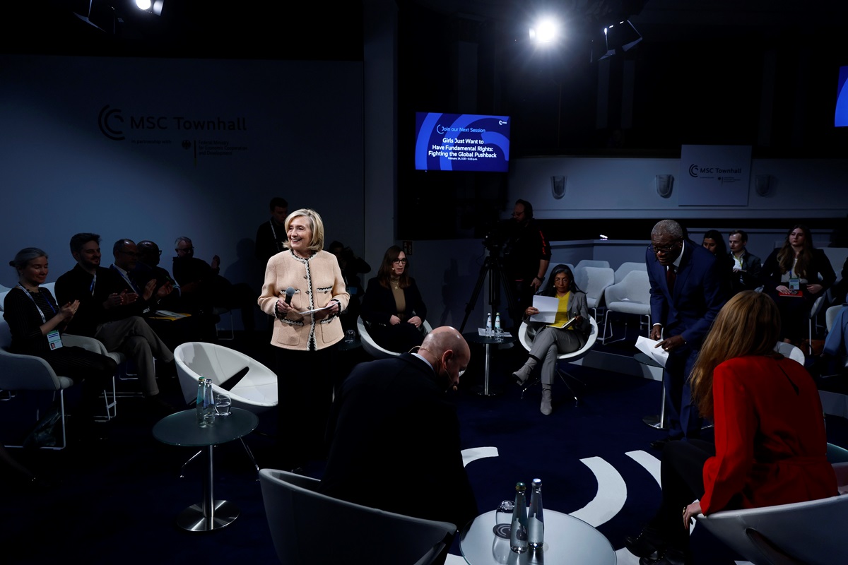 Фото для новини:Гілларі Клінтон назвала "ганебною" поведінку Трампа щодо України