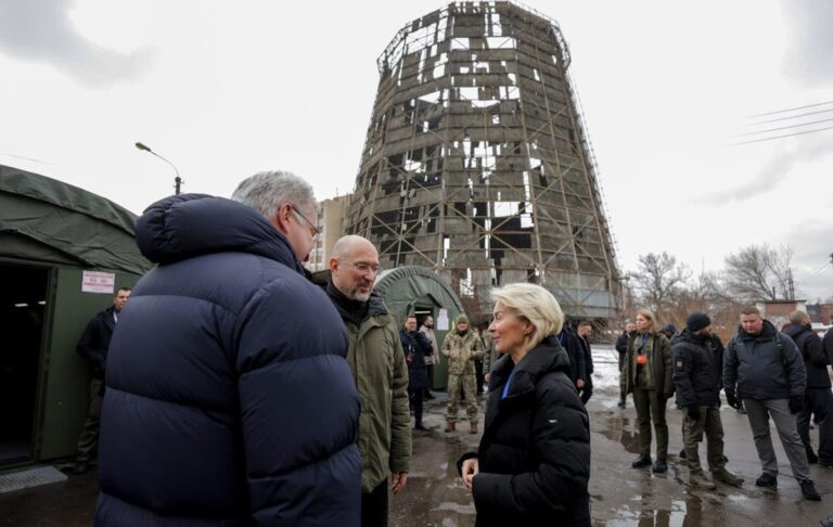Фото для новини:Глави іноземних урядів відвідали одну з пошкоджених Росією ТЕЦ Києва