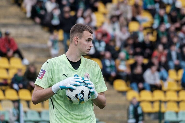 Фото для новини:Голкіпер Зорі відзначив інтерес Валенсії і назвав причину відсутності угоди