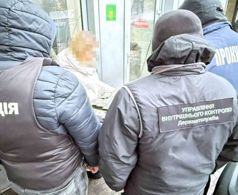 Фото для новини:Хабар за сонячні панелі у Львові затримали чоловіка, який намагався підкупити митника за 1 100 доларів