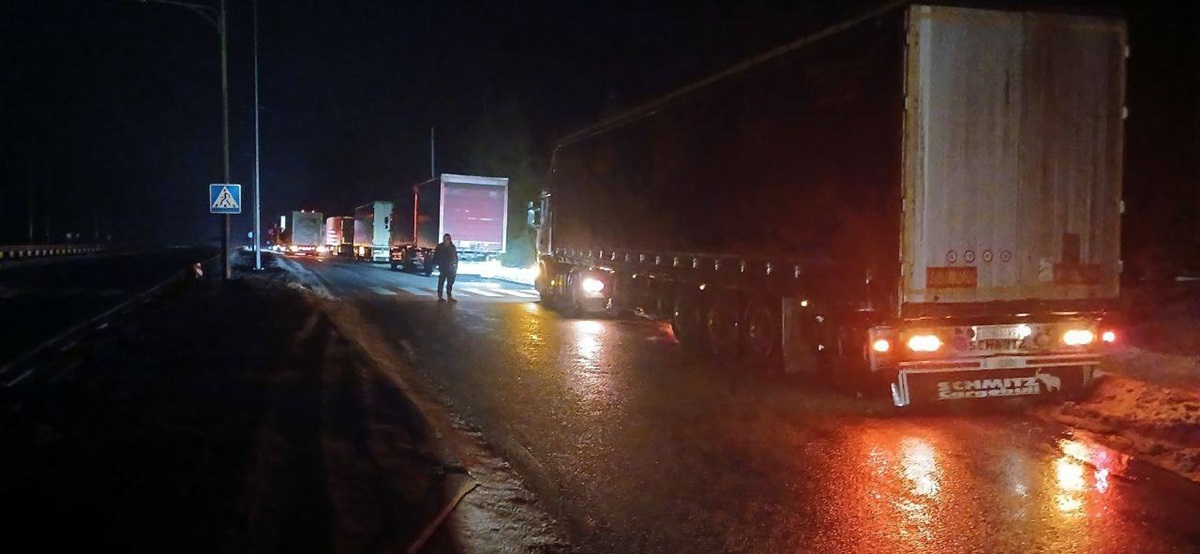 Фото для новини:Київ обмежив в&rsquo;їзд вантажівок через снігопад