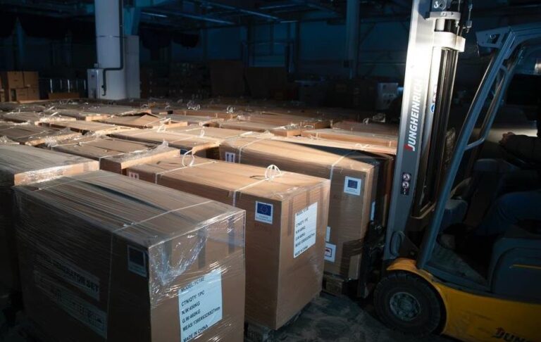 Фото для новини:Київ отримав від Євросоюзу 177 генераторів