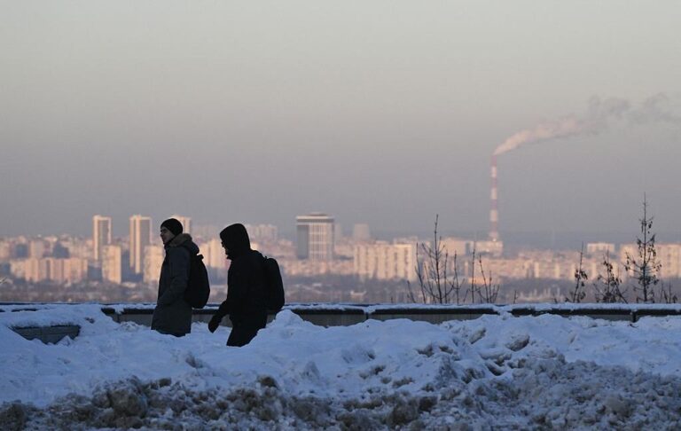 Фото для новини:Київ розгортає додаткові опорні пункти обігріву