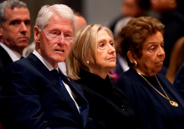 Фото для новини:Клінтони погодилися свідчити у справі Епштейна