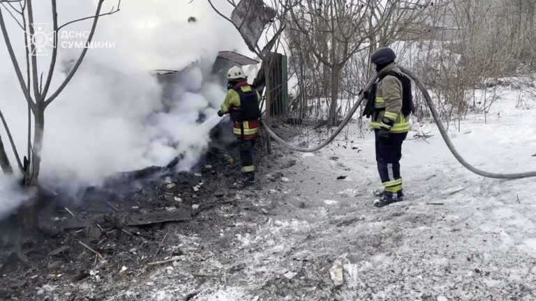 Фото для новини:Сумщина: рятувальники ліквідували загоряння в житловому секторі, спричинене російським ударом