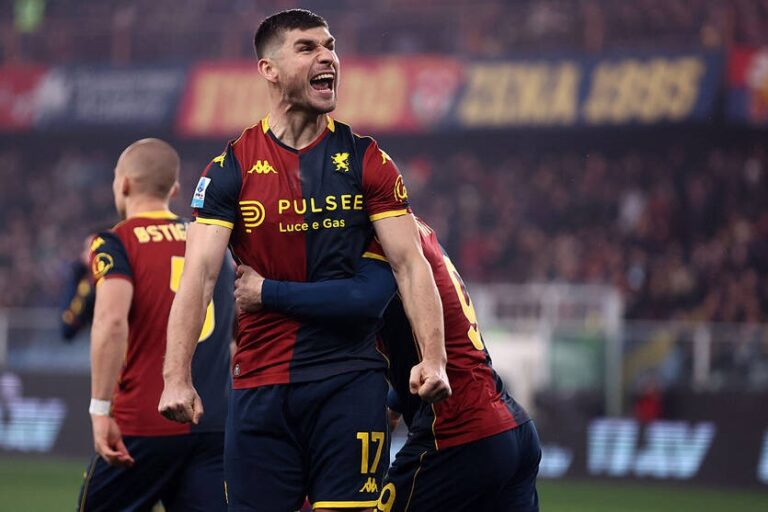 Фото для новини:Маліновський пробив пенальті в ноги голкіперу, який пішов падати набік