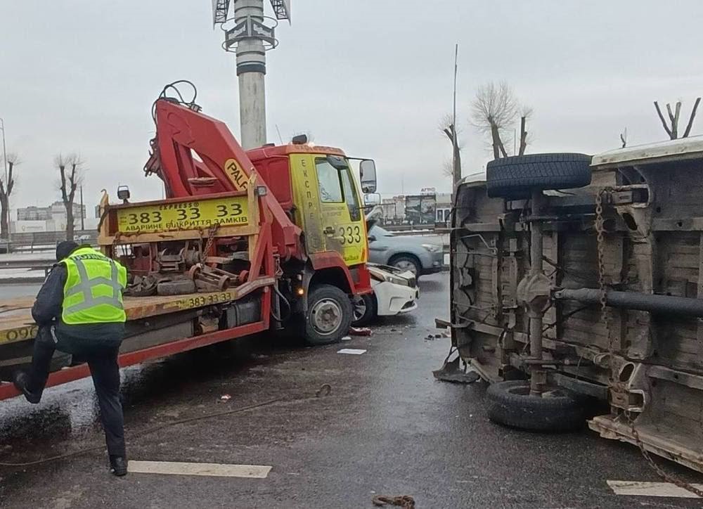 Фото для новини:Масштабна ДТП в Києві: пошкоджені шість авто