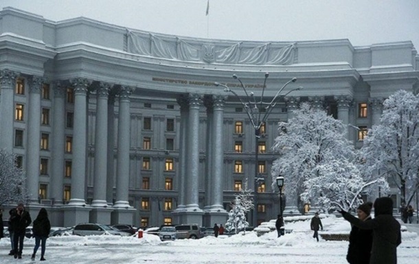Фото для новини:МЗС відреагувало на погрози Угорщини та Словаччини