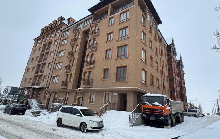 Фото для новини:На Буковині рятувальникам "подарували" квартири без стелі, води та газу