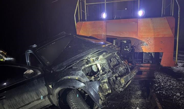 Фото для новини:На Буковині зіткннулися позашляховик і тепловоз, є загиблий