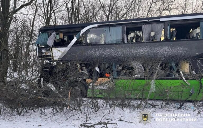 Фото для новини:На Кіровоградщині фура влетіла в автобус, є жертви