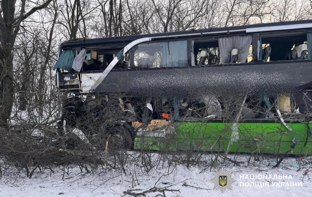 Фото для новини:На Кіровоградщині фура влетіла в автобус, є жертви