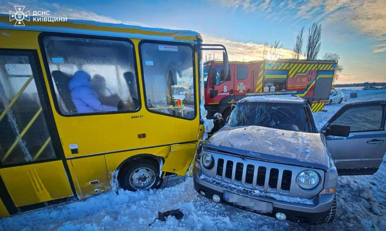 Фото для новини:На Київщині авто зіткнулося зі шкільним автобусом, є постраждалі
