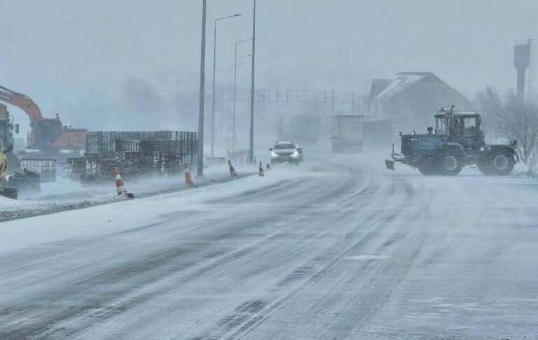 Фото для новини:На кордоні з Румунією призупинили проїзд автобусів і вантажівок