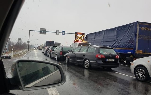 Фото для новини:На одному з КПП на кордоні з Румунією обмежують рух
