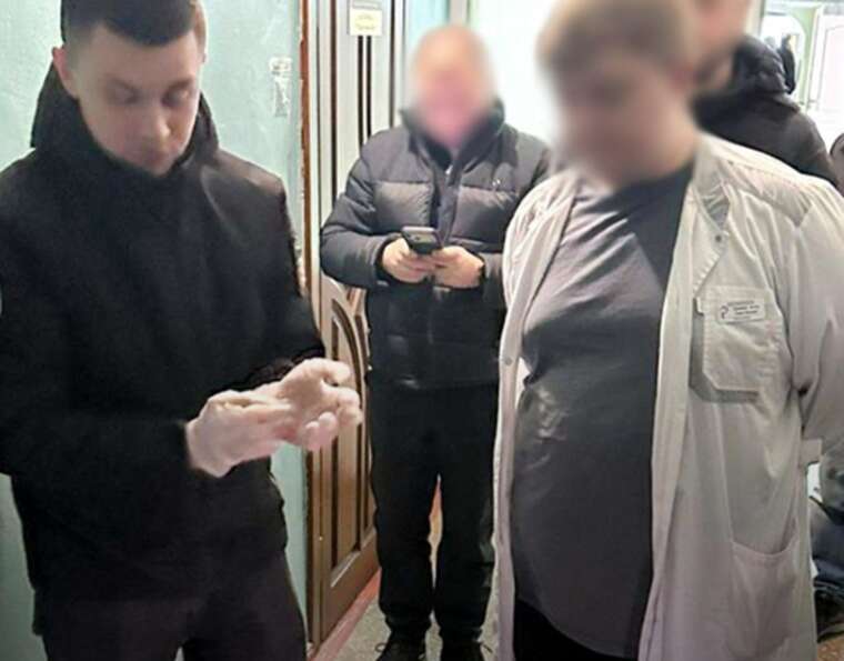 Фото для новини:На Рівненщині судитимуть психіатра, який за 1000 доларів обіцяв “списати” чоловіка з мобілізації