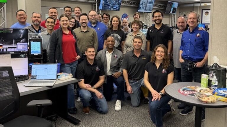 Фото для новини:NASA визначило дату пілотованого польоту до Місяця