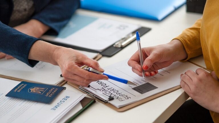 Фото для новини:Не лише переселенці: хто може отримати фінансову допомогу в Україні