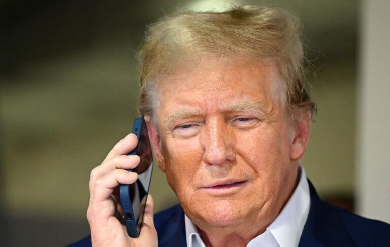 Фото для новини:Невідомий в ефірі розкритикував суд США: у мережі підозрюють Трампа