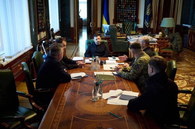 Фото для новини:Нова зустріч в Абу-Дабі. Чи будуть реальні кроки?