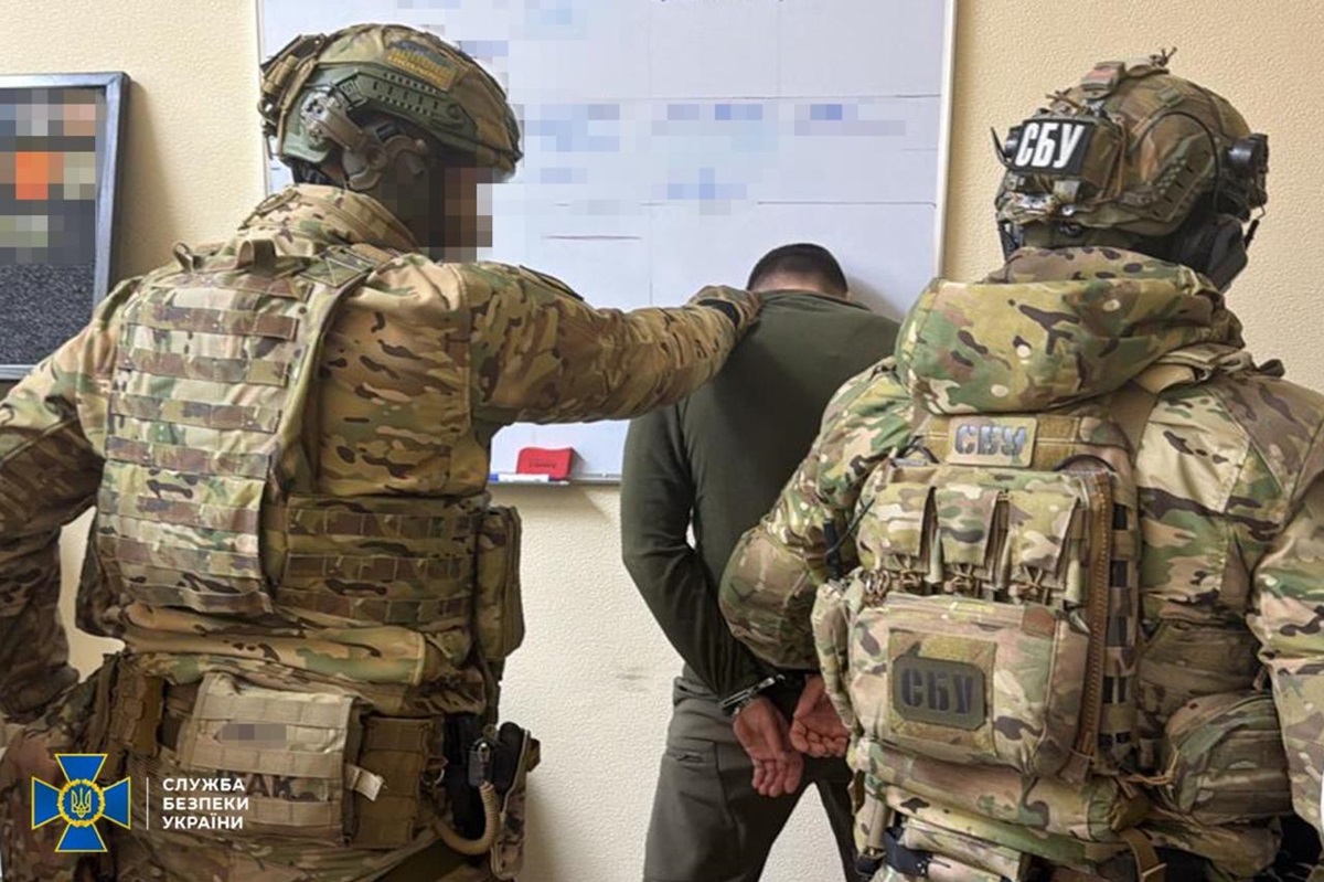 Фото для новини:Новий скандал. Розкрадання на укриттях для літаків