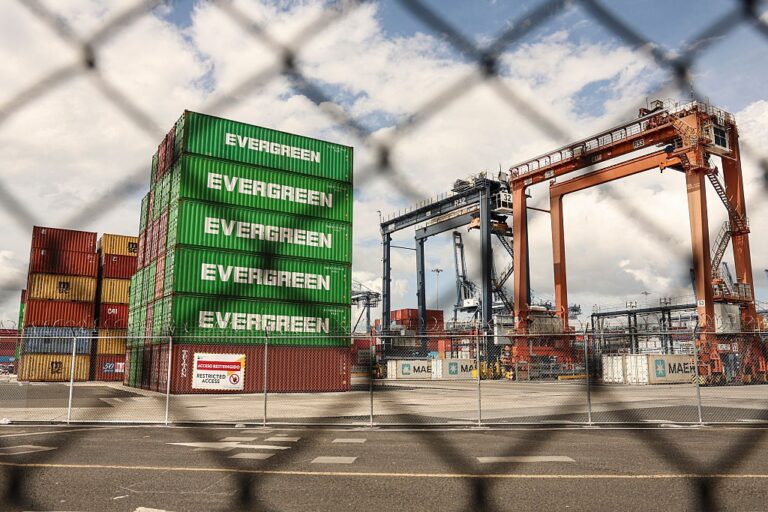 Фото для новини:Панама видворила співробітників китайської CK Hutchison із портів