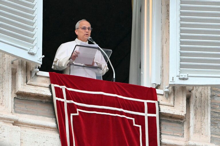 Фото для новини:Папа Римський передав українцям "зимову" допомогу