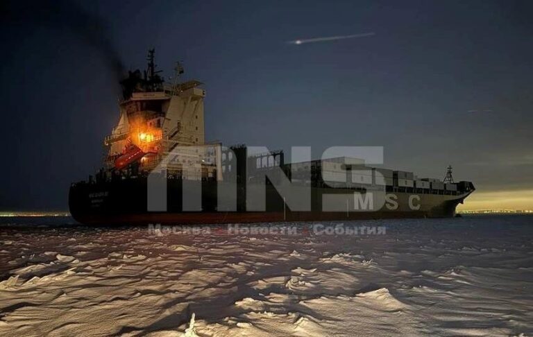 Фото для новини:Під Петербургом вибухнуло вантажне судно - ЗМІ