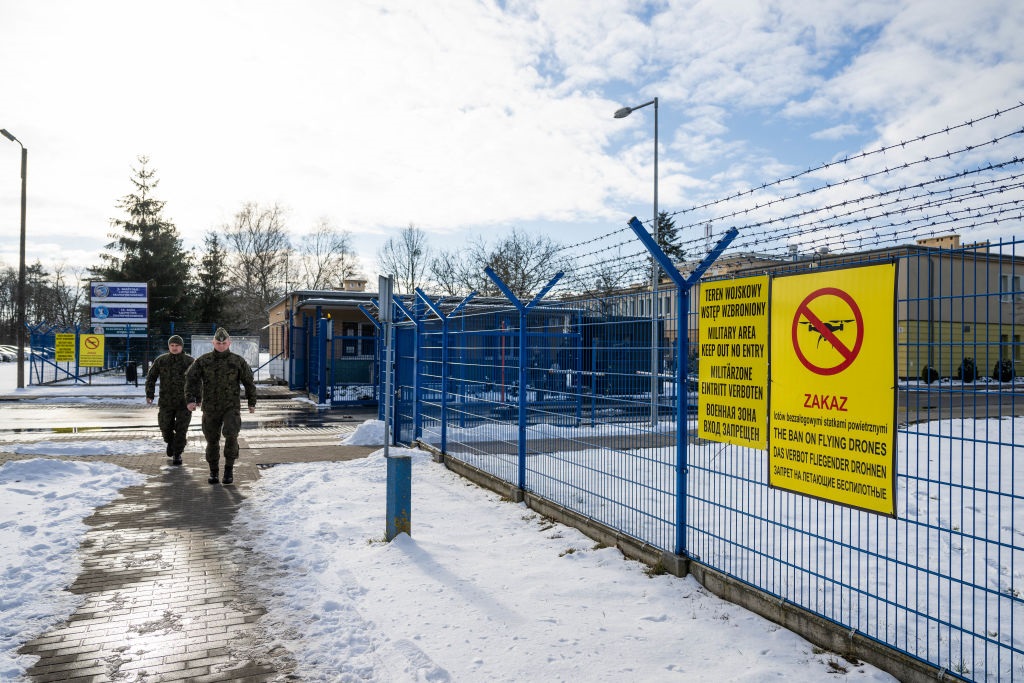 Фото для новини:Польща заборонила в&rsquo;їзд на військові об&rsquo;єкти на китайських авто