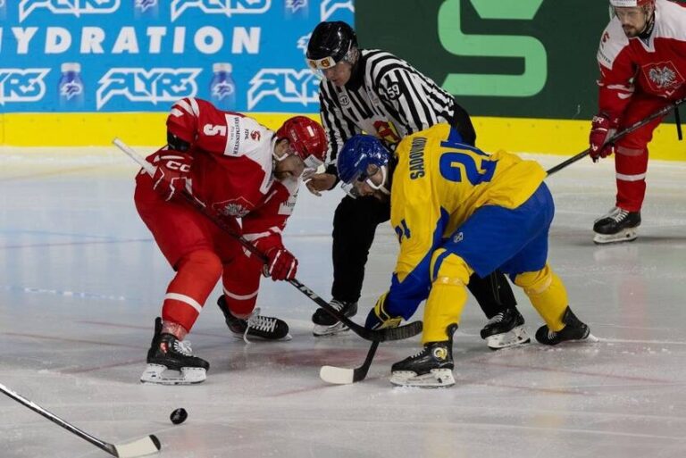 Фото для новини:Полякам довелося несолодко в матчі з українськими хокеїстами