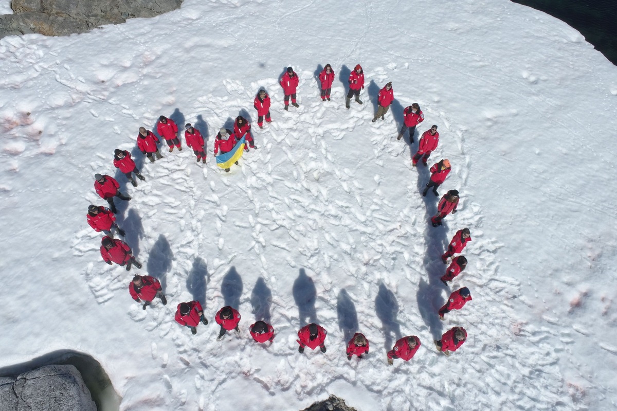 Фото для новини:Полярники створили живу валентинку в Антарктиді