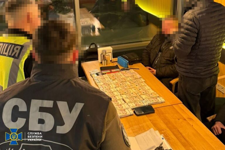 Фото для новини:Посадовця КМДА викрили на "відкатах" за постачання обладнання до шкіл