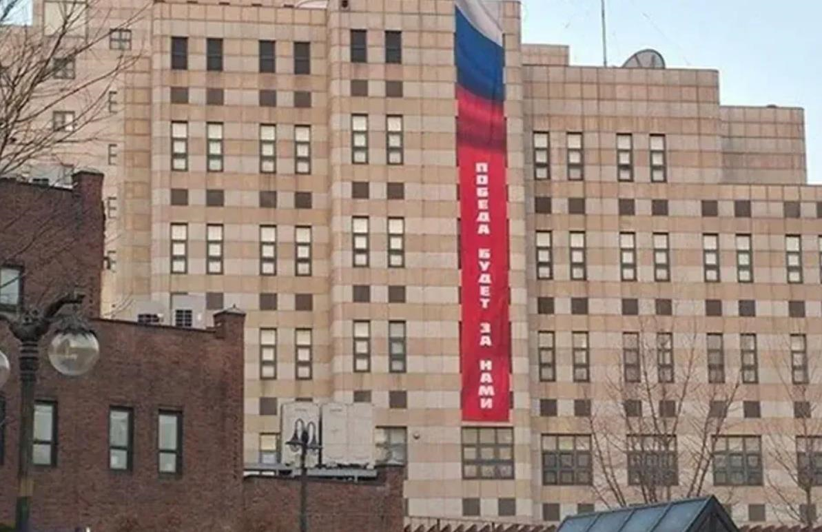 Фото для новини:Посольство РФ у Сеулі змусили зняти цинічний банер