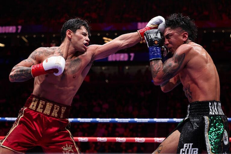 Фото для новини:Повна перевага Гарсії у бою з Барріосом - відео