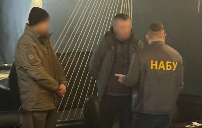 Фото для новини:Працівника СБУ затримали під час одержання $68 тисяч хабаря