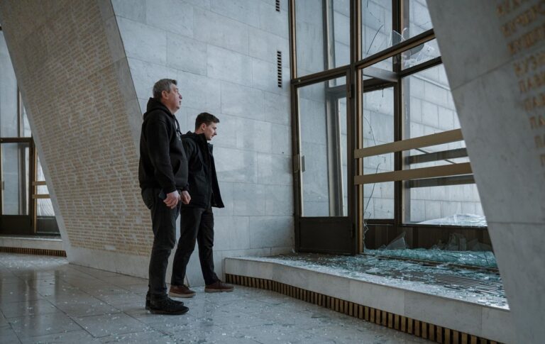 Фото для новини:РФ пошкодила зал слави у підніжжі монумента Батьківщина-мати в Києві