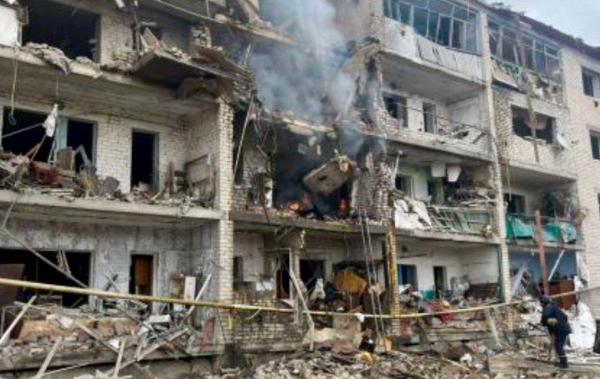 Фото для новини:РФ вдарила авіабомбами по багатоповерхівці під Запоріжжям: є поранені