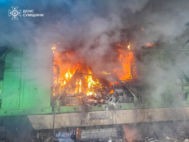 Фото для новини:РФ вдарила по залізничній станції на Сумщині, загорівся електровоз