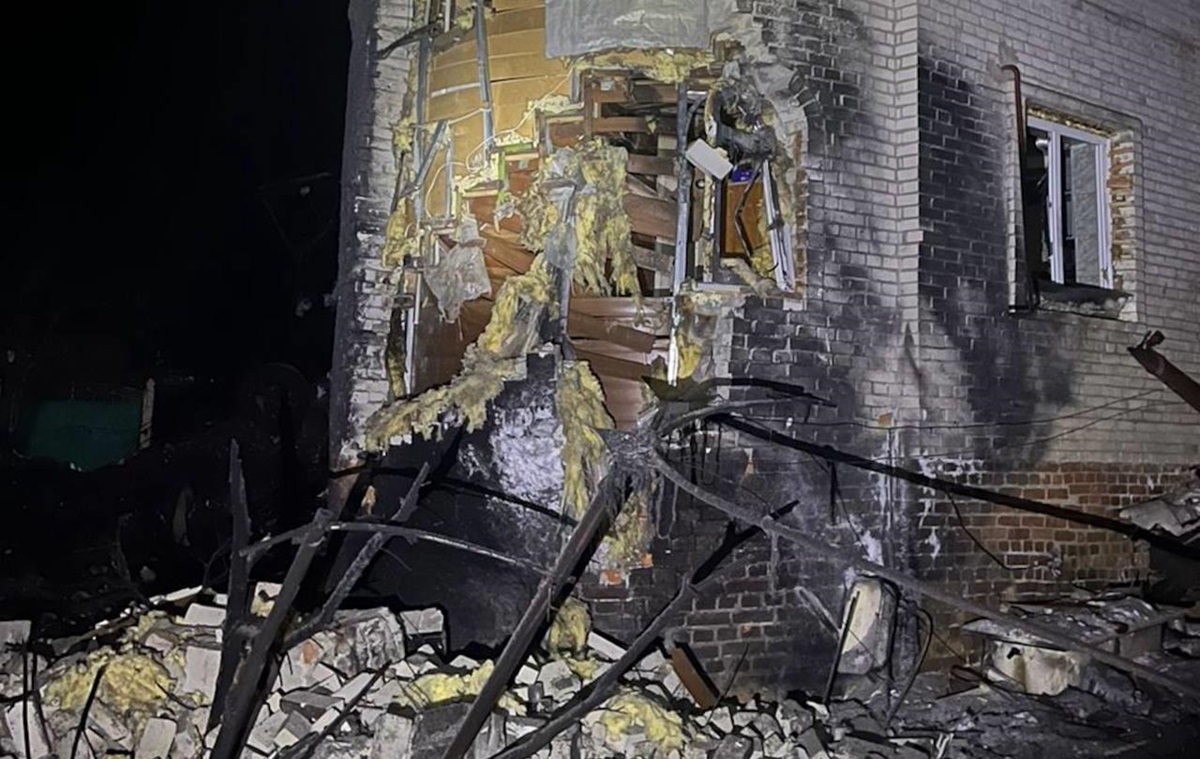 Фото для новини:Росіяни скинули бомбу на Суми, серед поранених двоє дітей