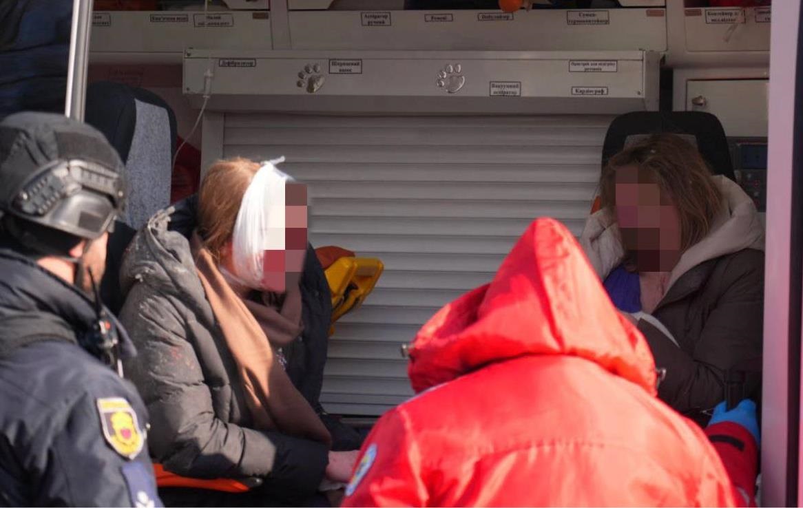 Фото для новини:Росіяни вдарили по пологовому будинку Запоріжжя