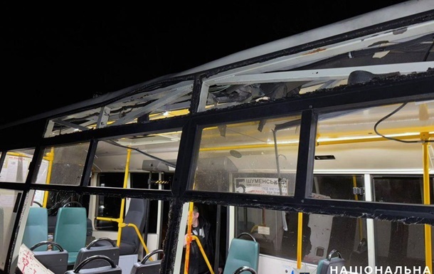 Фото для новини:Російький дрон вдарив по маршрутці в Хероні, є поранені